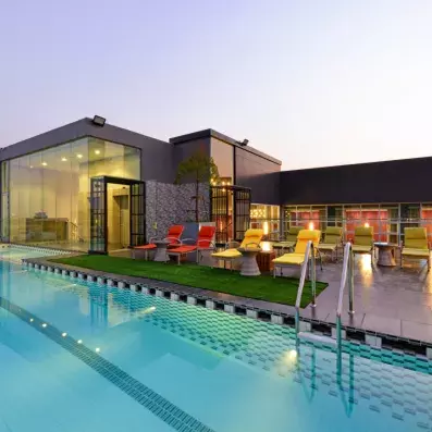 piscine extérieure vue de nuits