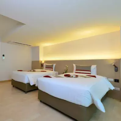 chambre avec deux lits double