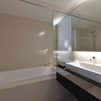 salle de bain avec baignoire