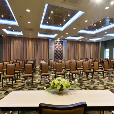 salle de conférence avec chaises et tables