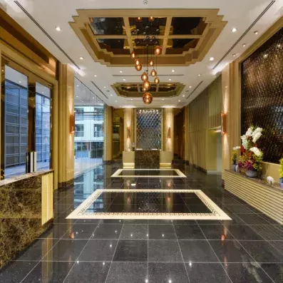 hall entrée de l'hôtel avec les couloirs