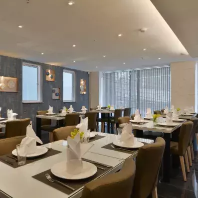 restaurant principal avec tables dressées