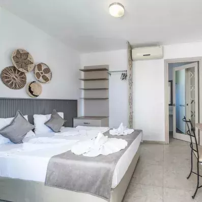 chambre avec un lit double 