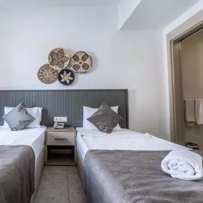 chambre avec deux lits simples