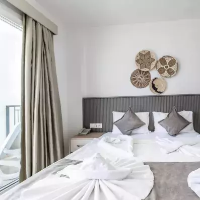 chambre avec un lit double 