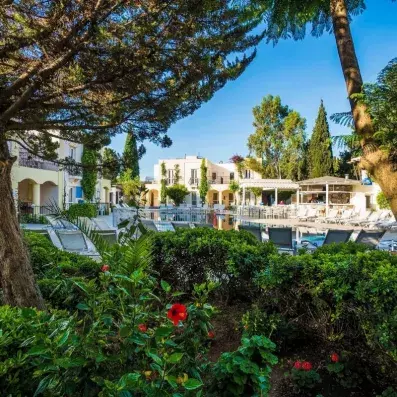 vue de la piscine et du jardin extérieure de l'hôtel