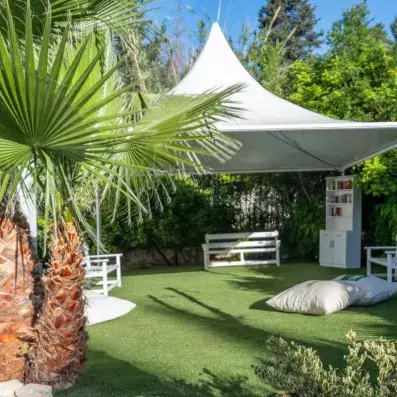 vue du coin repos dans le jardin de l'hôtel