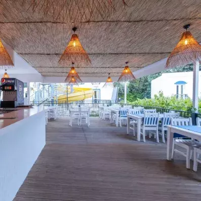 salle de restaurant avec comptoir à bar