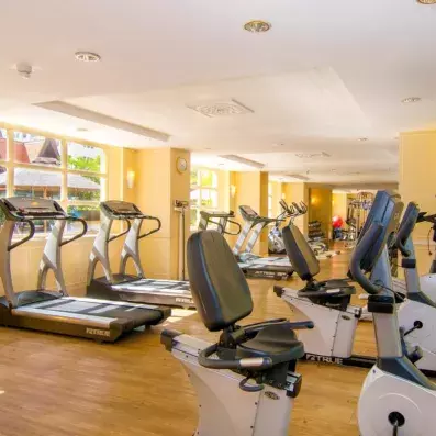 salle de fitness avec machine de musculations