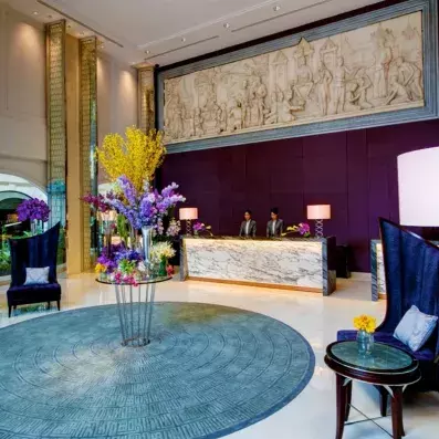 hall d'entrée avec comptoir de réception