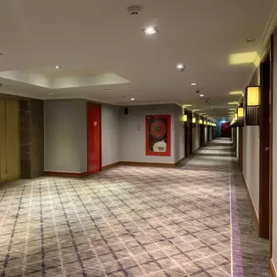 espace avec les couloirs de l'hôtel 