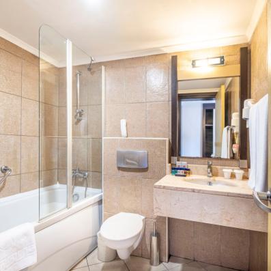 salle de bain avec baignoire 