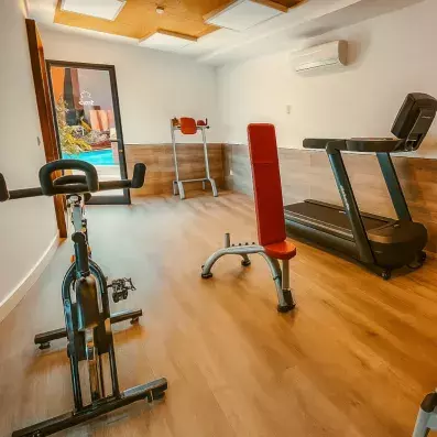 salle de fitness avec machines et équipements