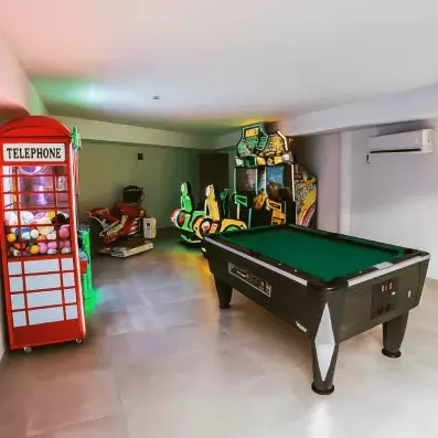 espace de jeux avec une table de billard 