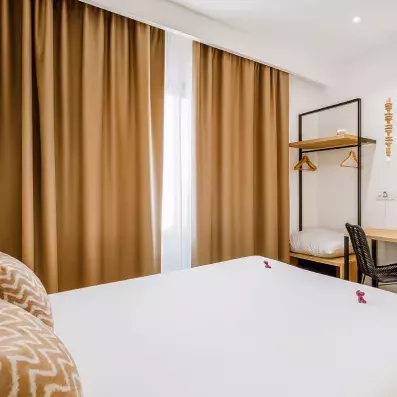 chambre avec un lit double et des rideaux