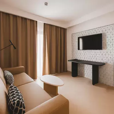 chambres avec espace salon avec un canapé et une télévision 