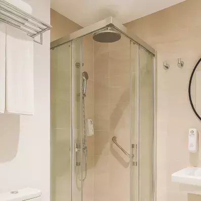 salle de bain avec douche 