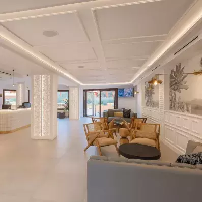 hall d'entrée de l'hôtel avec canapés