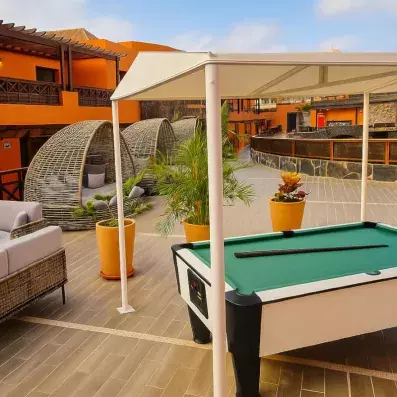 espace de jeux avec une table de billard 