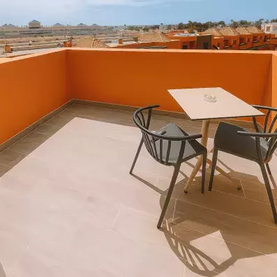 table et chaises sur un balcon