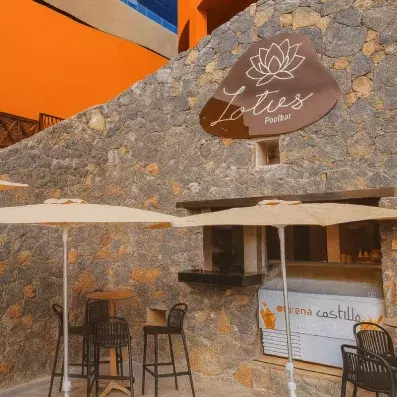 bar de la piscine avec un comptoir