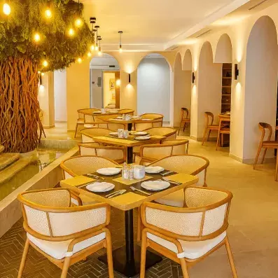 salle de restaurant aux tons dorés