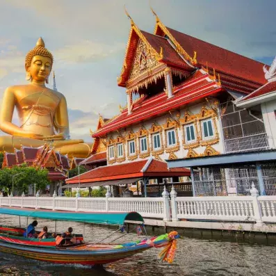 temple bouddhiste  avec une barque sur la rivière