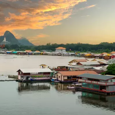 rivière  avec petite maison