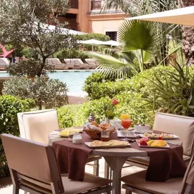 table avec couverts et chaises