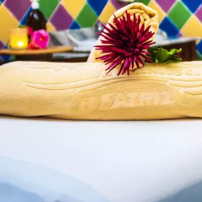 espace de détente avec serviette et soin sur une table de massage
