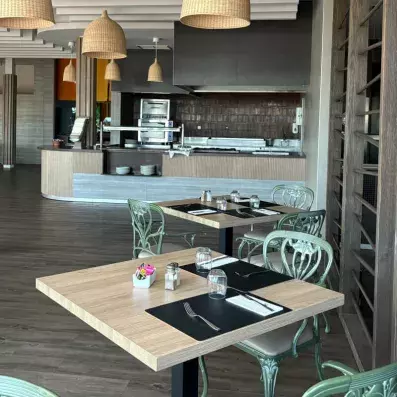 table dressées avec comptoir du buffet