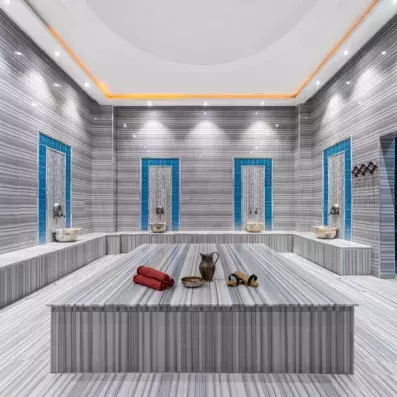 bain turc gris avec des serviettes rouges dessuss