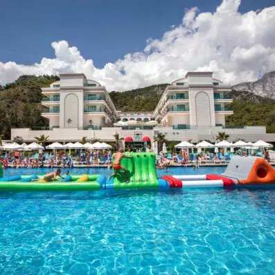 aquapark gonflable dans la piscine extérieur