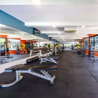 centre de fitness avec des machines de musculations