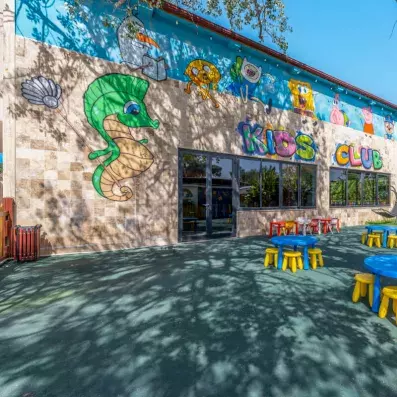 mini club extérieur avec petites tables et chaises