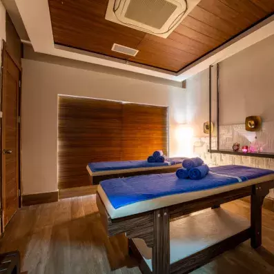 espace de détente avec des tables à massages