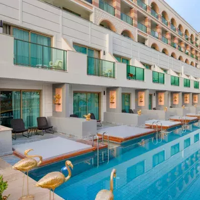 piscine en long et balcon des chambres de l'hôtel