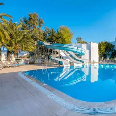 piscine avec toboggans 