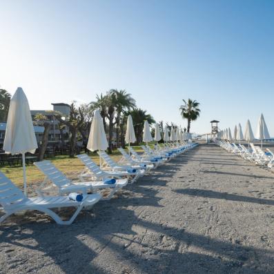 plage avec transats et parasols