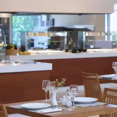 table avec chaise et couverts