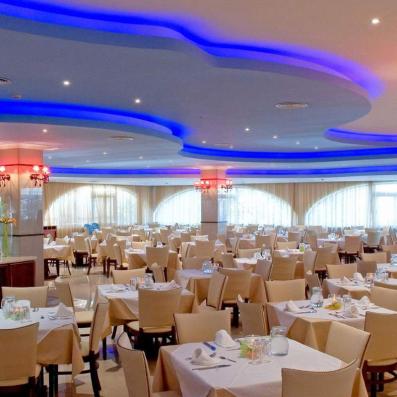 restaurant avec tables et chaises