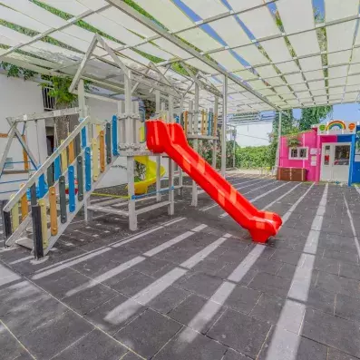 air de jeux extérieur pour enfants avec toboggan