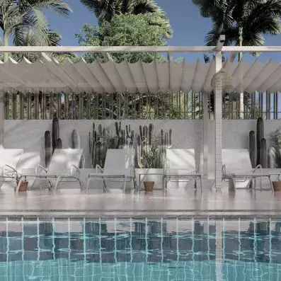 piscine extérieur avec transats alignés