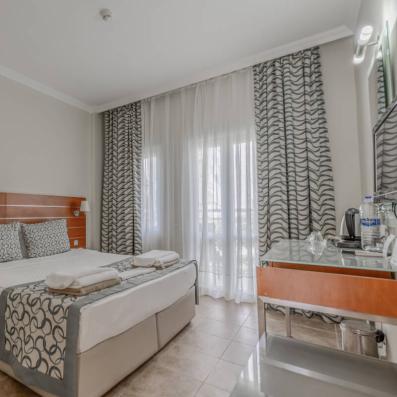 chambre lit + bureau