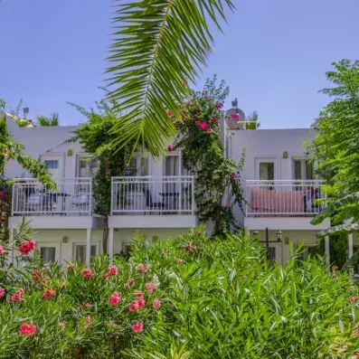 vue du jardin et des appartements de l'hôtel