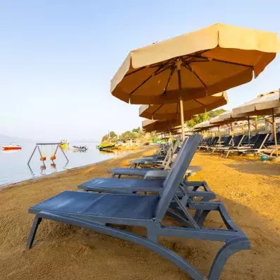 plage avec transat et parasol