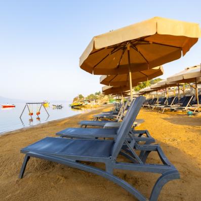 plage avec transat et parasol