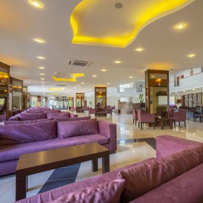 canapé rose et table basse dans le hall de l'hôtel