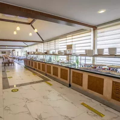 grand buffet en longueur au sein du restaurant