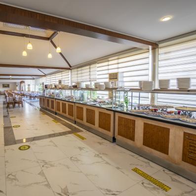 grand buffet en longueur au sein du restaurant